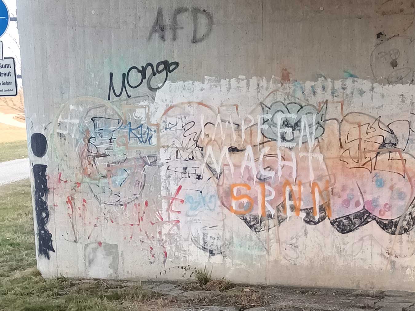 iererei »Impfen macht frei« unter der Rieder-Brücke in Landshut