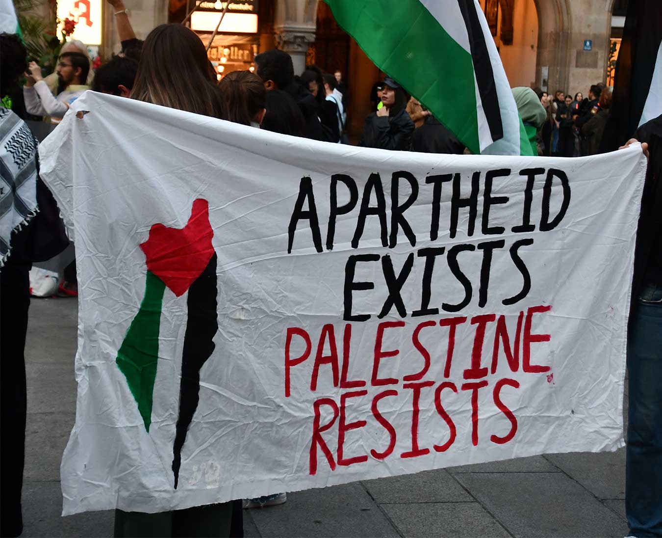 Transparent mit der Aufschrift »Apartheid Exists – Palestine Resists« und einer Karte Israels, gefüllt mit einer palästinensischen Flagge