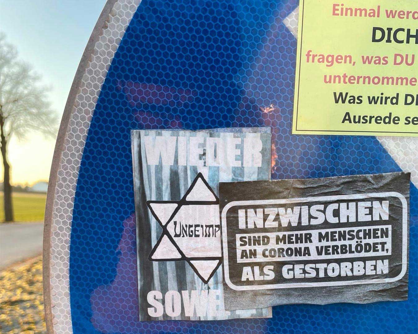 Antisemitischer Sticker mit einem gelben Stern und der Inschrift »Ungeimpft«