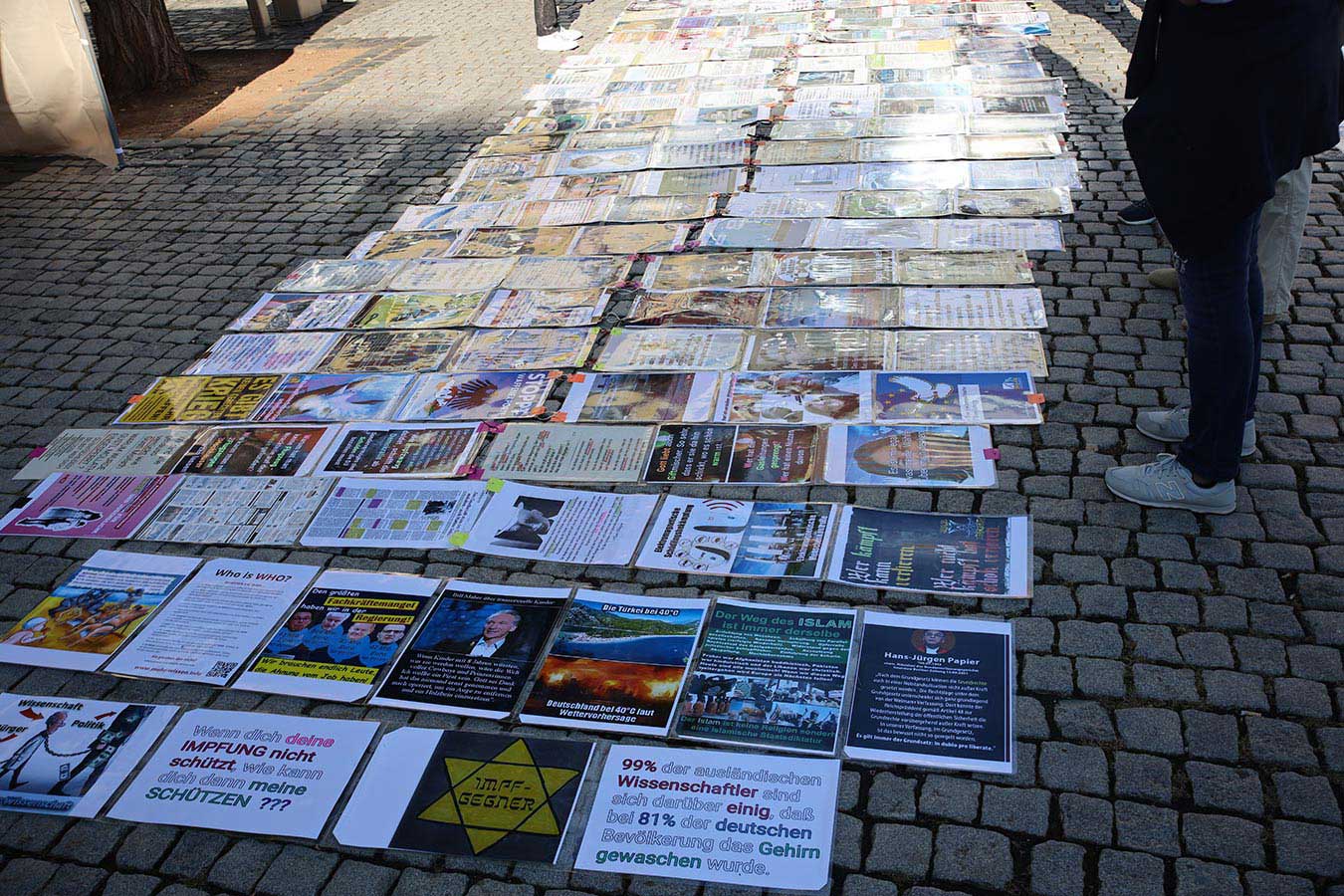 Antisemitische Schilder auf einer Straße in Schweinfurt